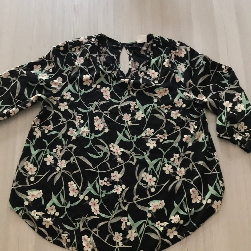 Keyhole back top with bubble 3/4 length sleeves